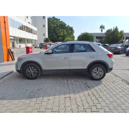 VOLKSWAGEN-T-ROC-1.5 TSI 150PS LIFE DSG görsel 3