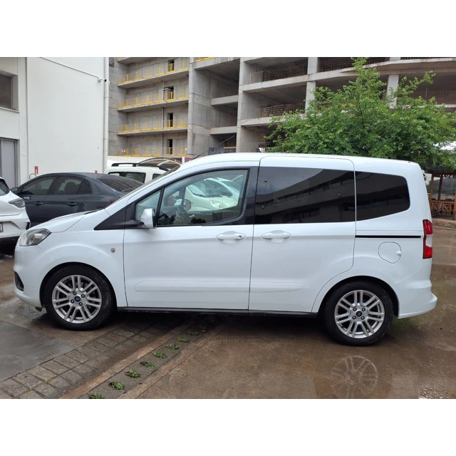 Ford TOURNEO COURIER 2022 87.248 km 3