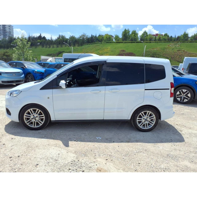Ford TOURNEO COURIER 2023 56.563 km 3